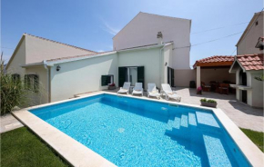 3 Bedroom Nice Home In Mravince